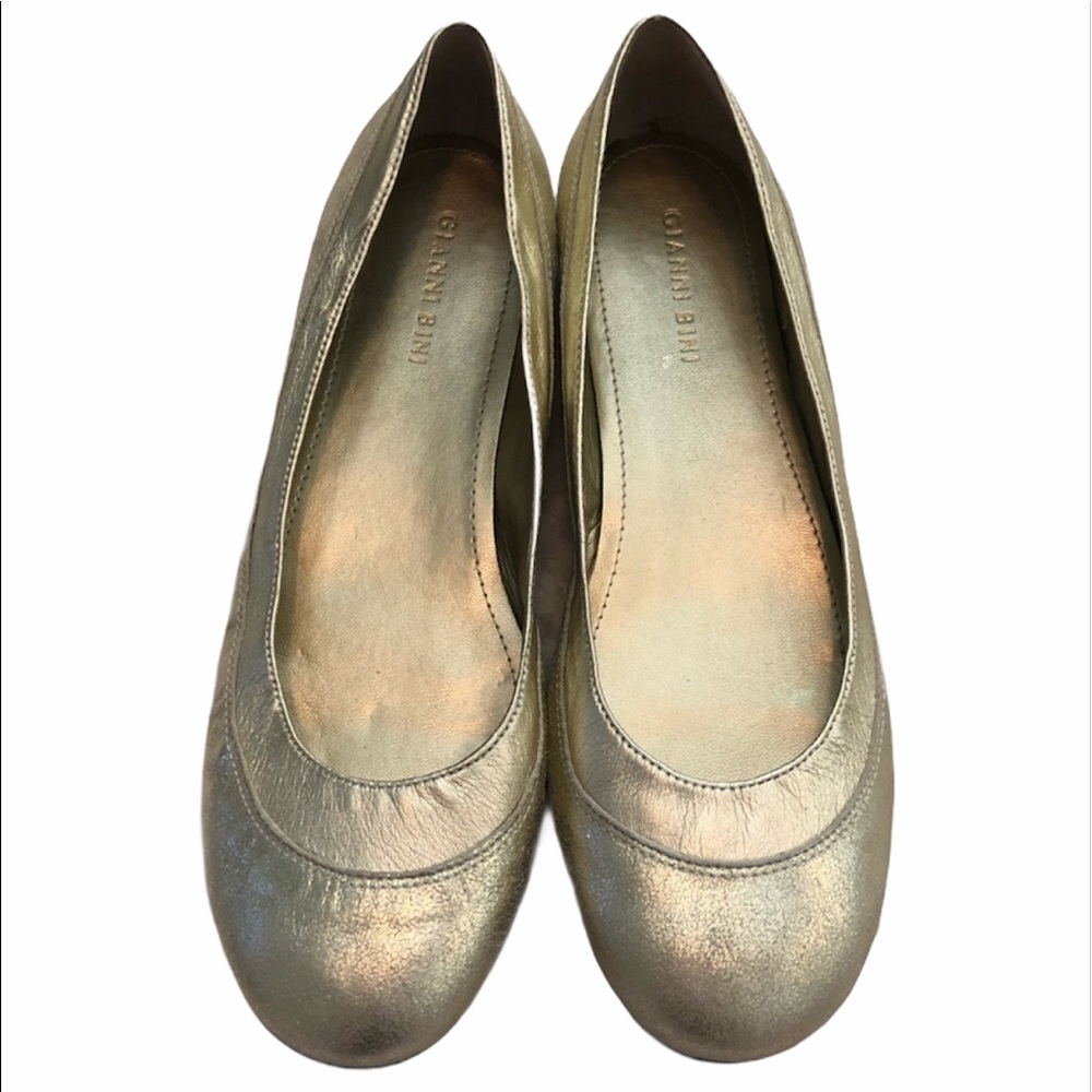 NWOT Gianni Bini Gold Flats Size 8